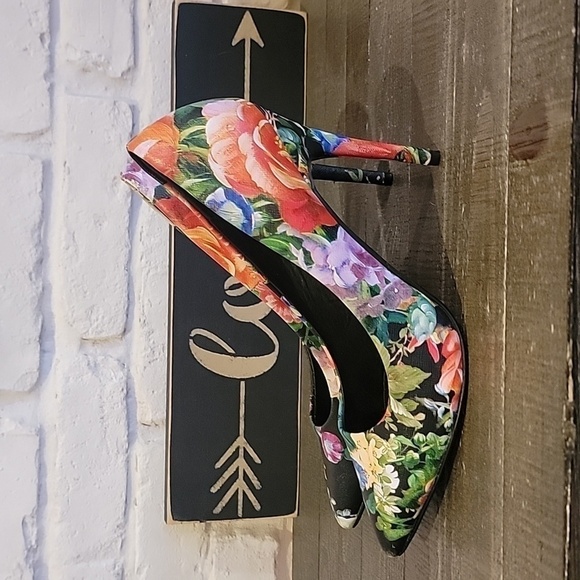 Womens floral printed pumps by Chinese Laundry - Picture 3 of 5
